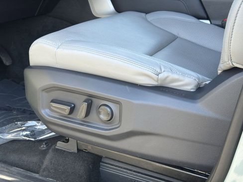 Used 2025 Toyota Tundra Limited AWD/4WD image 15