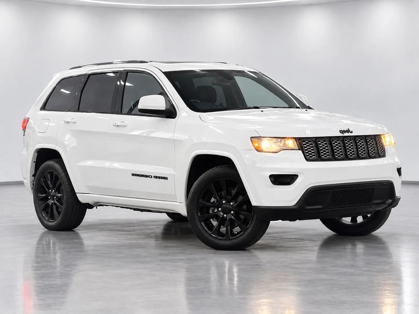 Used 2018 Jeep Grand Cherokee Altitude RWD image 8