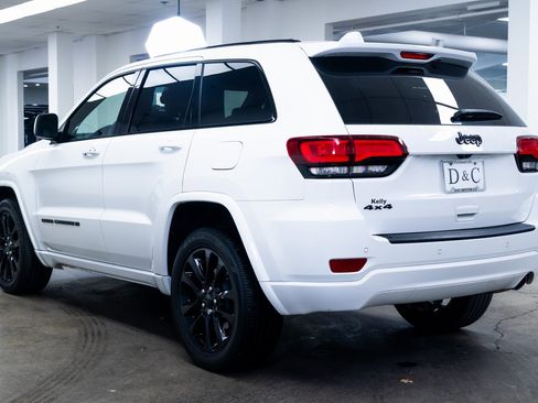 Used 2022 Jeep Grand Cherokee Laredo X image 4