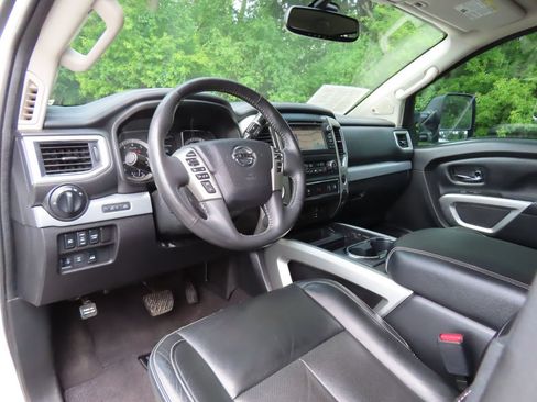 Used 2017 Nissan Titan PRO-4X w/ Pro-4x Convenience Package AWD/4WD image 25
