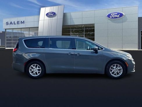 Used 2023 Chrysler Pacifica Touring-L FWD image 2