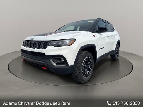 Used 2025 Jeep Compass Trailhawk AWD/4WD image 3