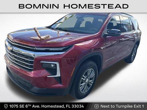 Used 2025 Chevrolet Traverse LT FWD image 1