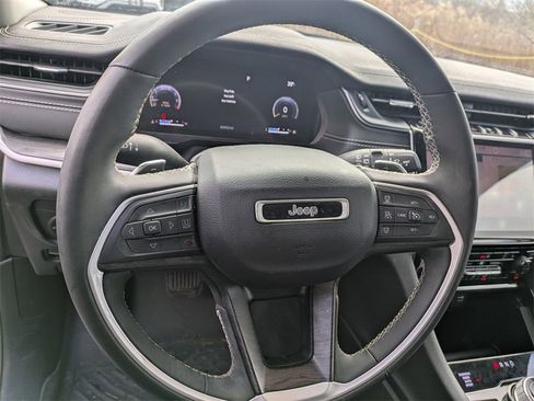 Used 2023 Jeep Grand Cherokee L Limited w/ Black Appearance Package image 17