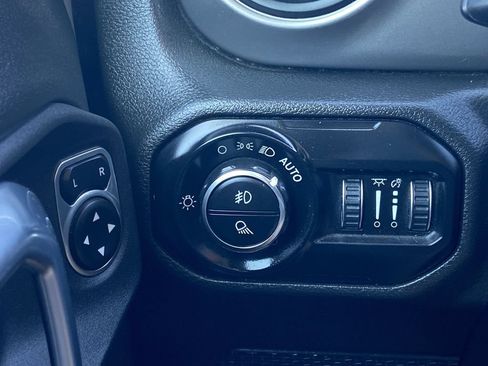 Used 2022 Jeep Gladiator Sport AWD/4WD image 13