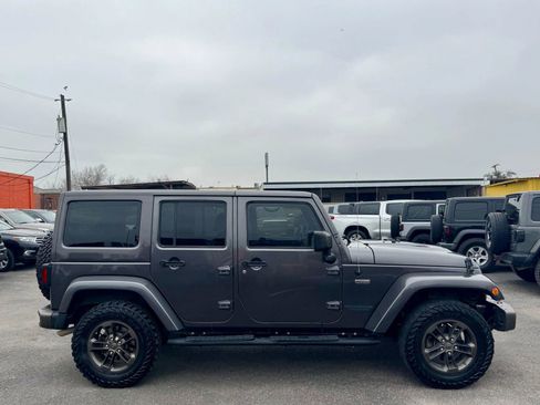 Used 2016 Jeep Wrangler Unlimited Sahara image 4
