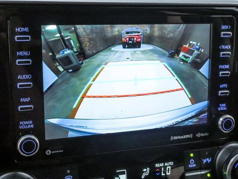 Used 2020 Toyota Highlander LE image 23