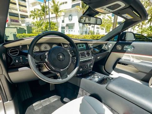 Used 2018 Rolls-Royce Dawn image 3