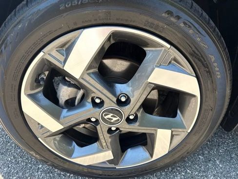 Used 2023 Hyundai Venue SEL FWD image 13