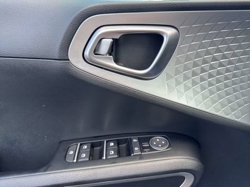 Used 2025 Kia Soul LX w/ LX Technology Package FWD image 17