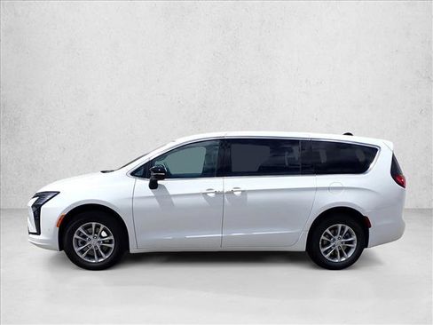 New 2027 Chrysler Pacifica Select AWD/4WD image 2