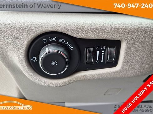 Used 2023 Chrysler Pacifica Touring-L image 19