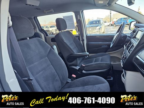 Used 2018 Dodge Grand Caravan SE w/ UConnect Hands-Free Group image 19