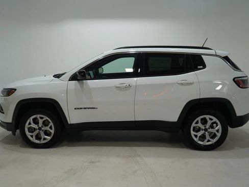 Used 2025 Jeep Compass Latitude w/ Sun & Sound Group AWD/4WD image 4