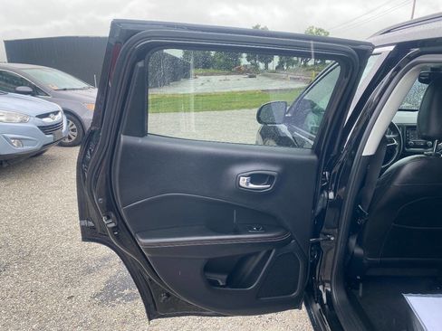 Used 2018 Jeep Compass Latitude w/ Cold Weather Group image 17