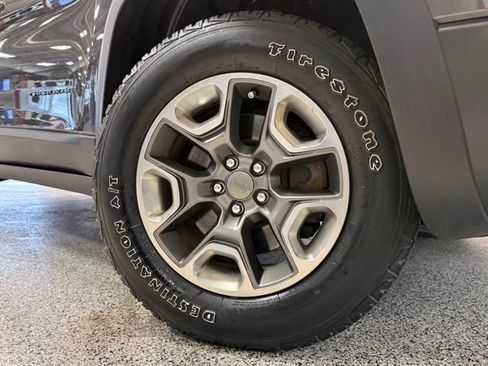 Used 2019 Jeep Cherokee Trailhawk w/ Comfort & Convenience Group AWD/4WD image 8