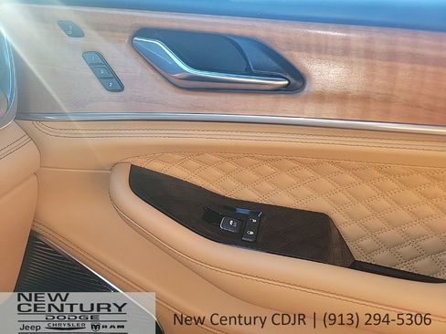 Used 2024 Jeep Grand Cherokee Summit image 18