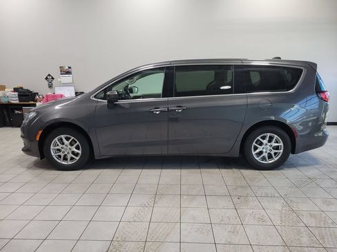 Used 2023 Chrysler Voyager LX FWD image 10