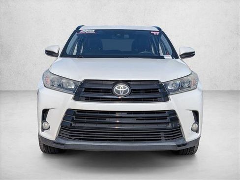 Used 2017 Toyota Highlander SE FWD image 2