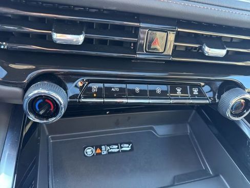 Used 2025 Chevrolet Tahoe High Country image 18