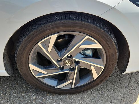 Used 2025 Hyundai Elantra Limited FWD image 4