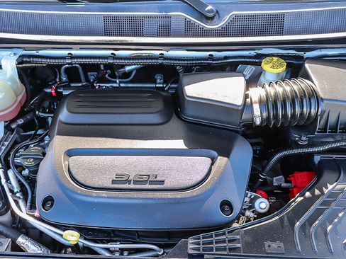 Used 2022 Chrysler Voyager LX image 28