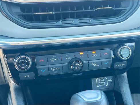 Used 2022 Jeep Compass Limited image 15