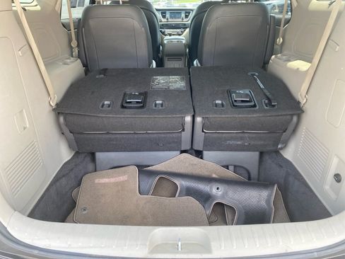 Used 2018 Kia Sedona LX w/ LX Essentials Premium Package FWD image 19