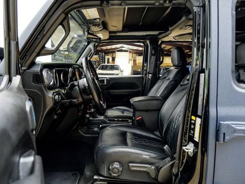 Used 2022 Jeep Wrangler Unlimited Rubicon w/ Cold Weather Group AWD/4WD image 3