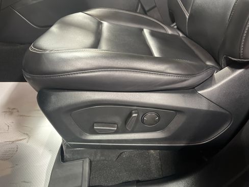 Used 2022 Ford Explorer XLT w/ Equipment Group 202A image 11