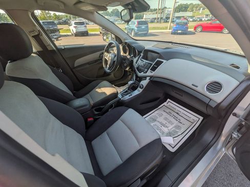 Used 2016 Chevrolet Cruze LT w/ Technology Package FWD image 34