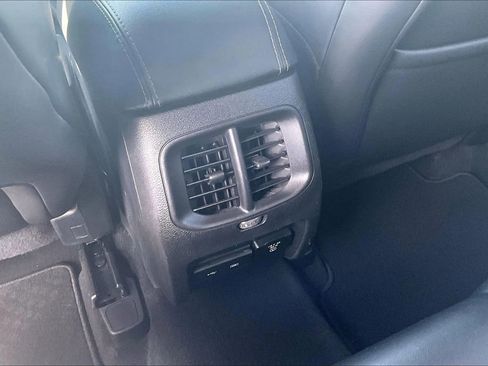 Used 2019 Jeep Cherokee Limited image 24