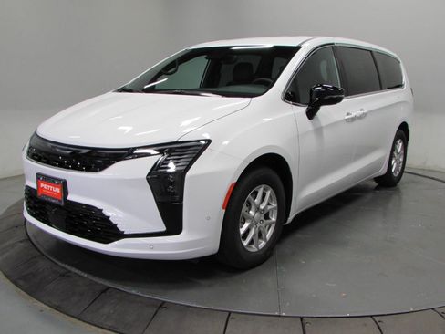New 2027 Chrysler Pacifica Select FWD image 3
