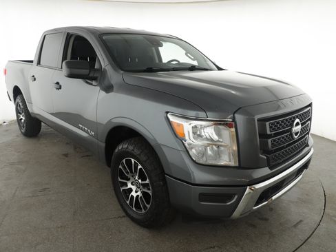 Used 2023 Nissan Titan SV image 3
