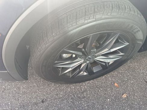 Used 2023 Volkswagen Tiguan SE image 4