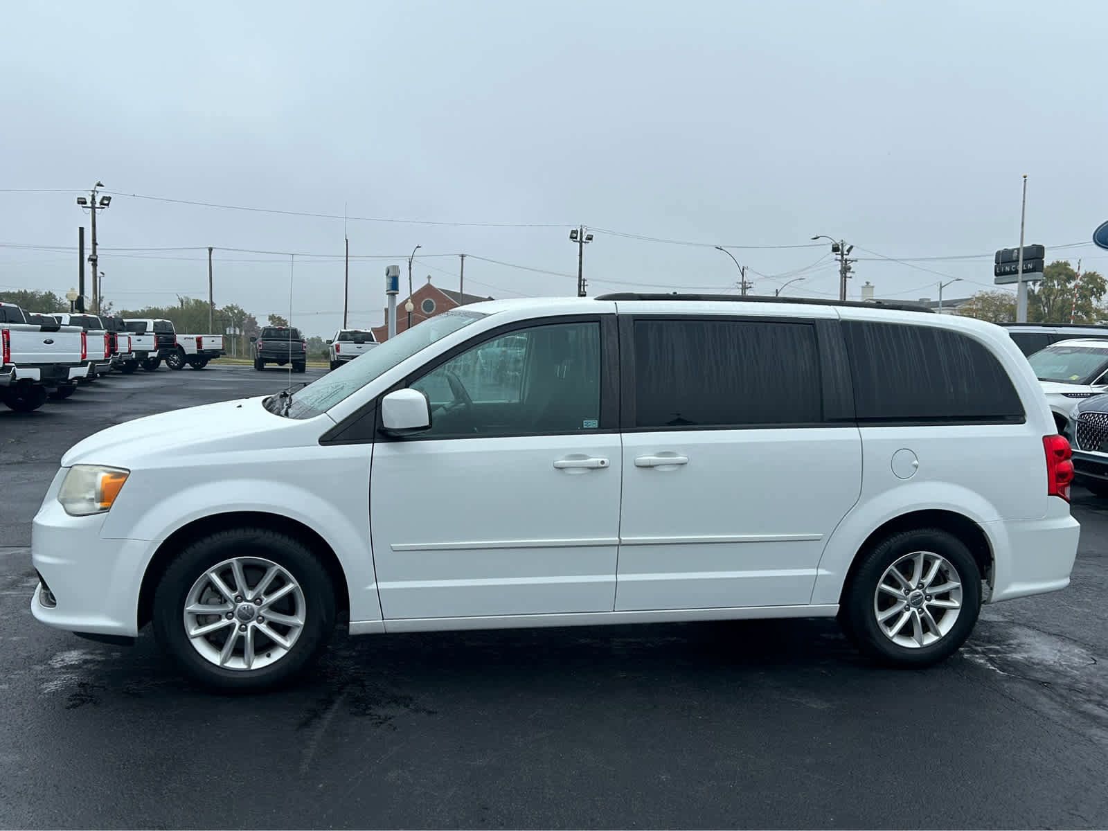 Used 2014 Dodge Grand Caravan SXT w/ UConnect Hands-Free Group FWD image 1
