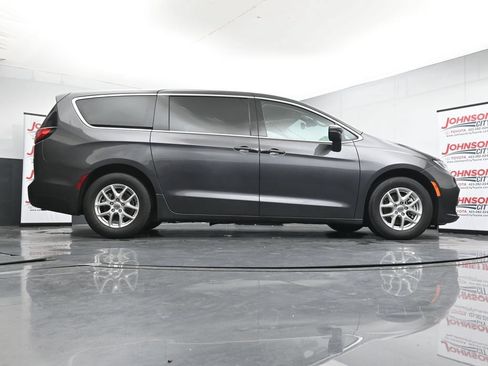 Used 2023 Chrysler Pacifica Touring-L FWD image 38