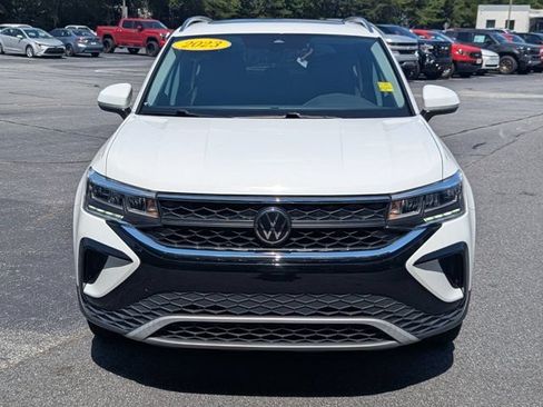 Used 2023 Volkswagen Taos SE w/ Panoramic Sunroof Package FWD image 2
