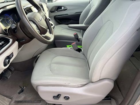 Used 2017 Chrysler Pacifica LX image 17
