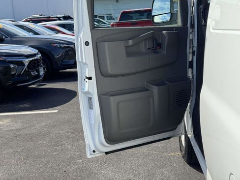 Used 2021 GMC Savana 2500 image 16