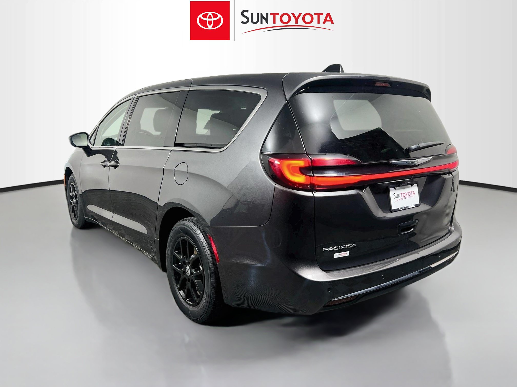 Used 2023 Chrysler Pacifica Touring-L FWD image 6
