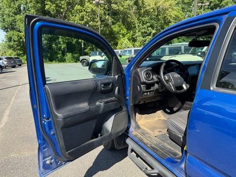 Used 2016 Toyota Tacoma TRD Sport w/ Towing Package AWD/4WD image 12