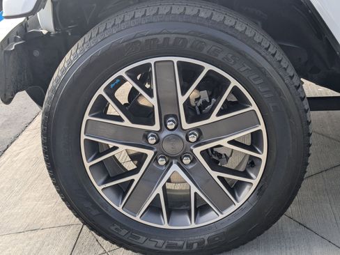 Used 2023 Jeep Wrangler Unlimited Sahara image 13