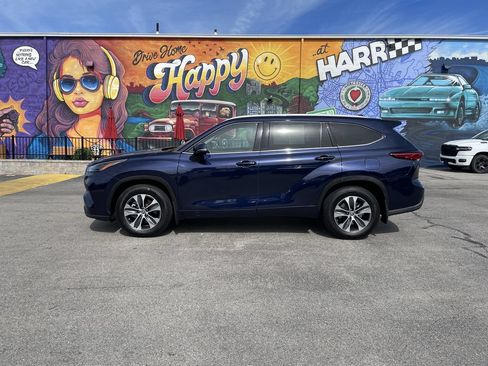 Used 2022 Toyota Highlander XLE AWD/4WD image 2