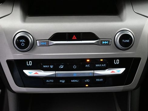 Used 2020 Ford Explorer XLT RWD image 13