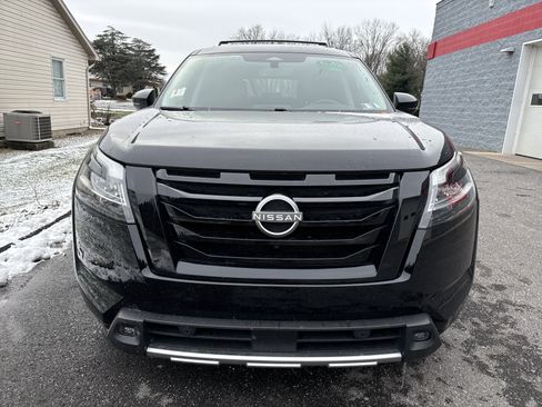 Used 2024 Nissan Pathfinder SL w/ Black Appearance Package image 9