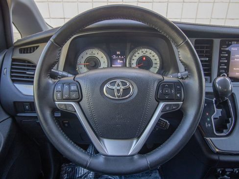 Used 2018 Toyota Sienna SE image 27