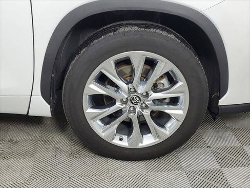 Used 2023 Toyota Highlander Limited FWD image 14
