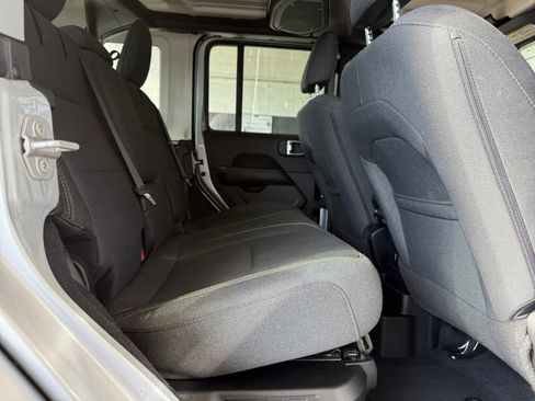 Used 2024 Jeep Wrangler Sahara image 18