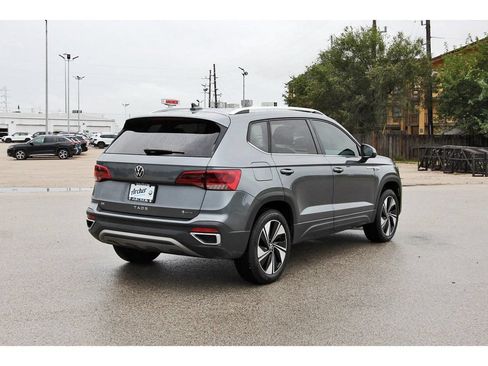 Used 2024 Volkswagen Taos SE w/ Panoramic Sunroof Package AWD/4WD image 3